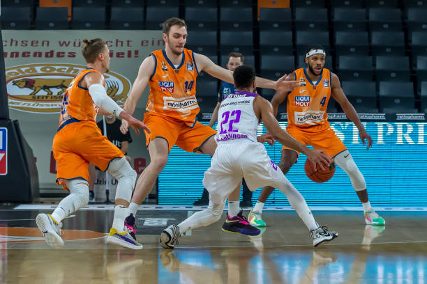 一脚直塞打 一脚直塞打